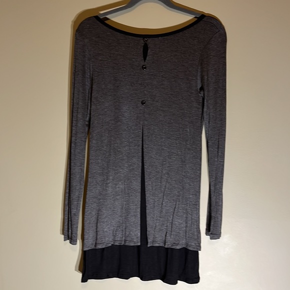 NWOT Celeste GREY & BLACK Tunic  EXQUISITE BACK BUTTON DETAIL - Picture 3 of 6